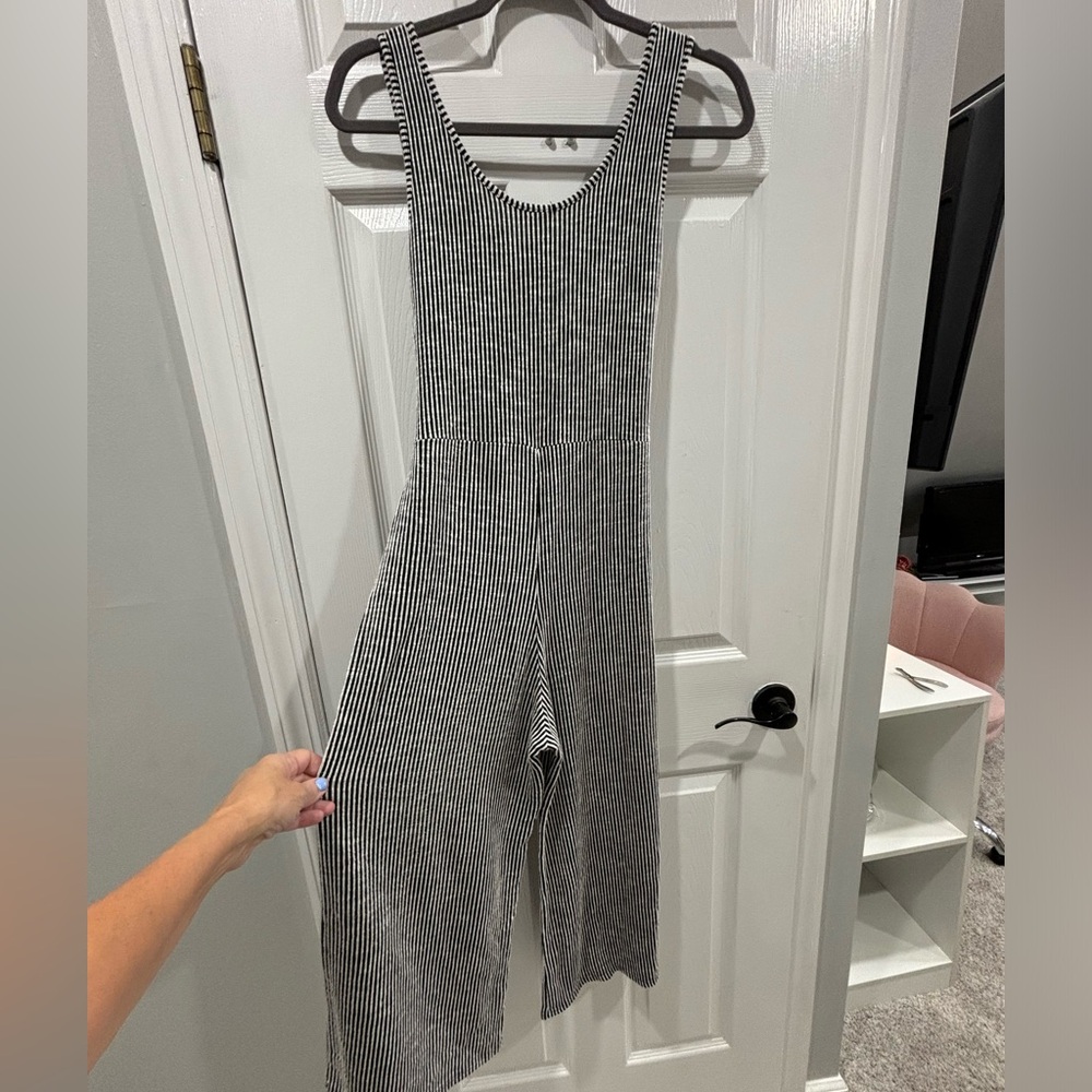 Jumper. Size M. Black and white stripe. 3/4 length